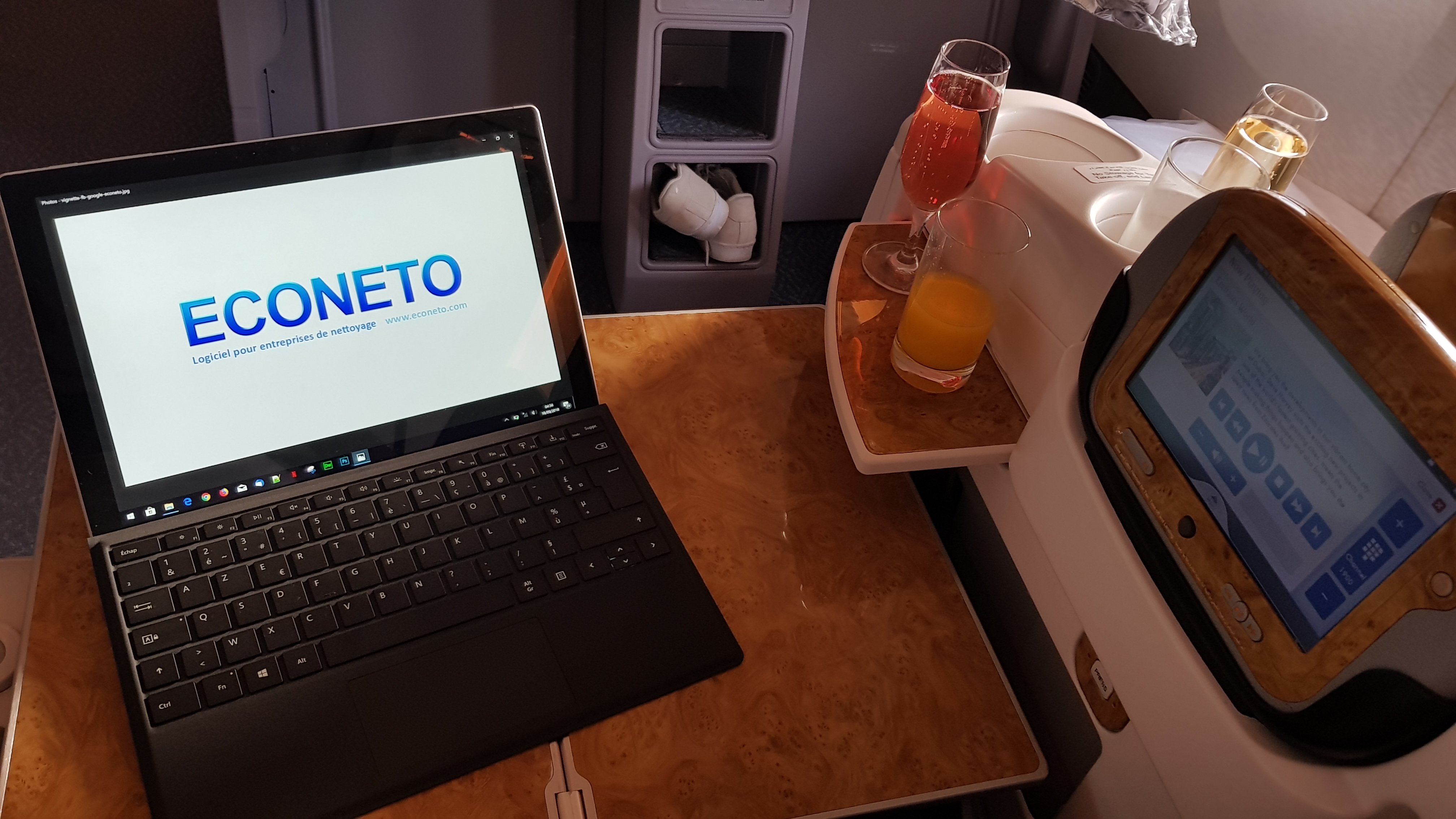 Logiciel pour entreprise de nettoyage sur une tablette tactile dans un avion